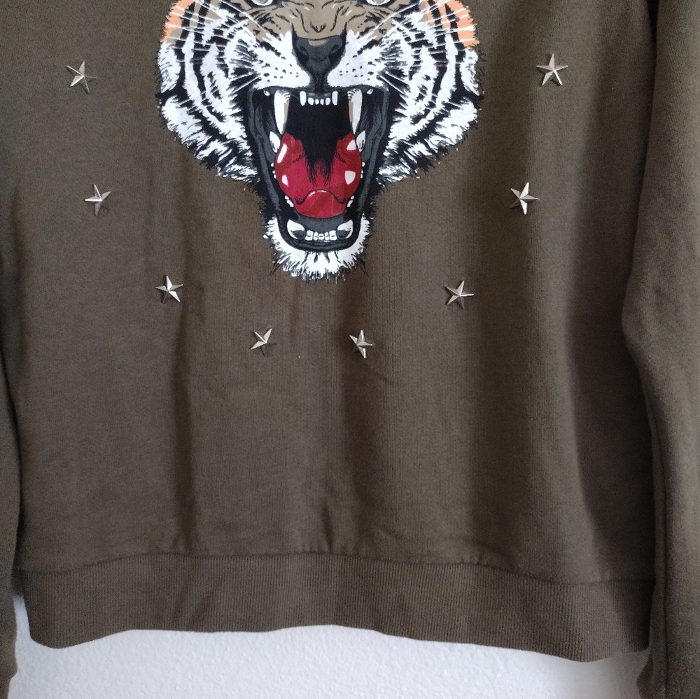 Forever 21 olive green tiger sweatshirt with star shaped hardware size medium - Picture 8 of 10